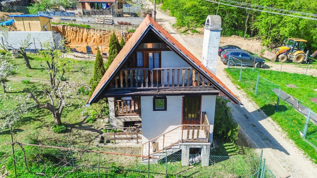 Chata v Baške len 6km od KE, pozemok s IS aj na výstavbu RD