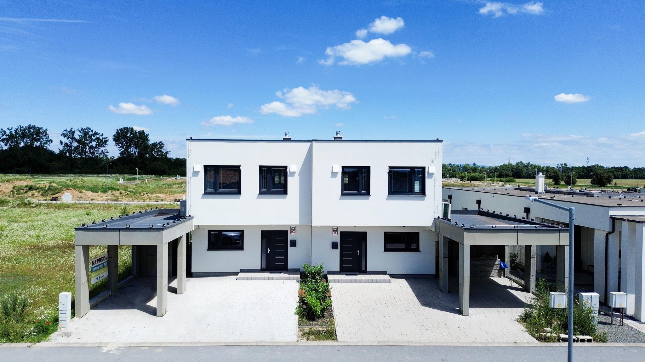 Skolaudovaná novostavba 2-podlažného RD 140m2, všetky IS