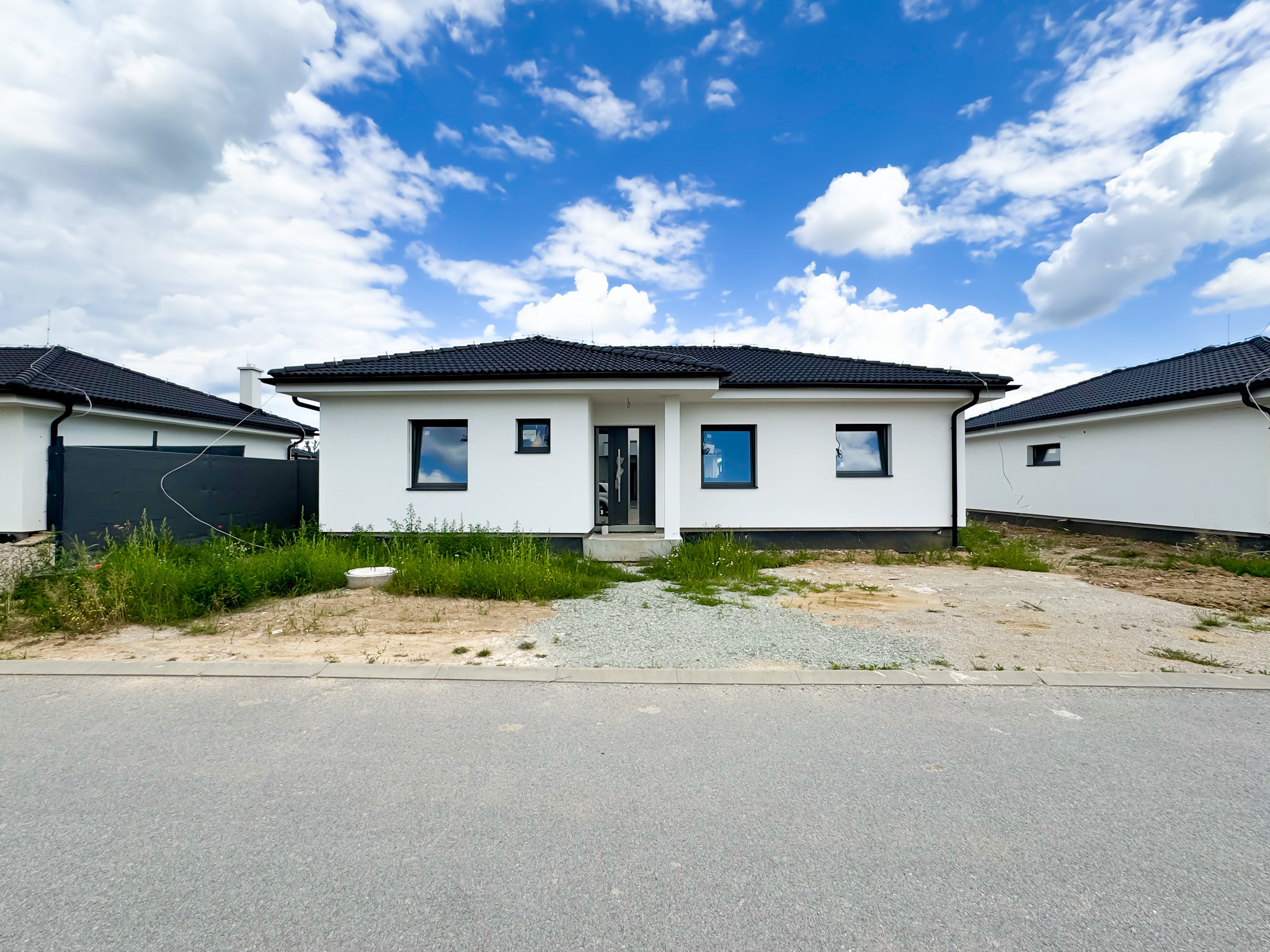 PREDANÉ - Novostavba 4i RD, NOVÉ MOKRANCE, všetky IS, asfaltové cesty