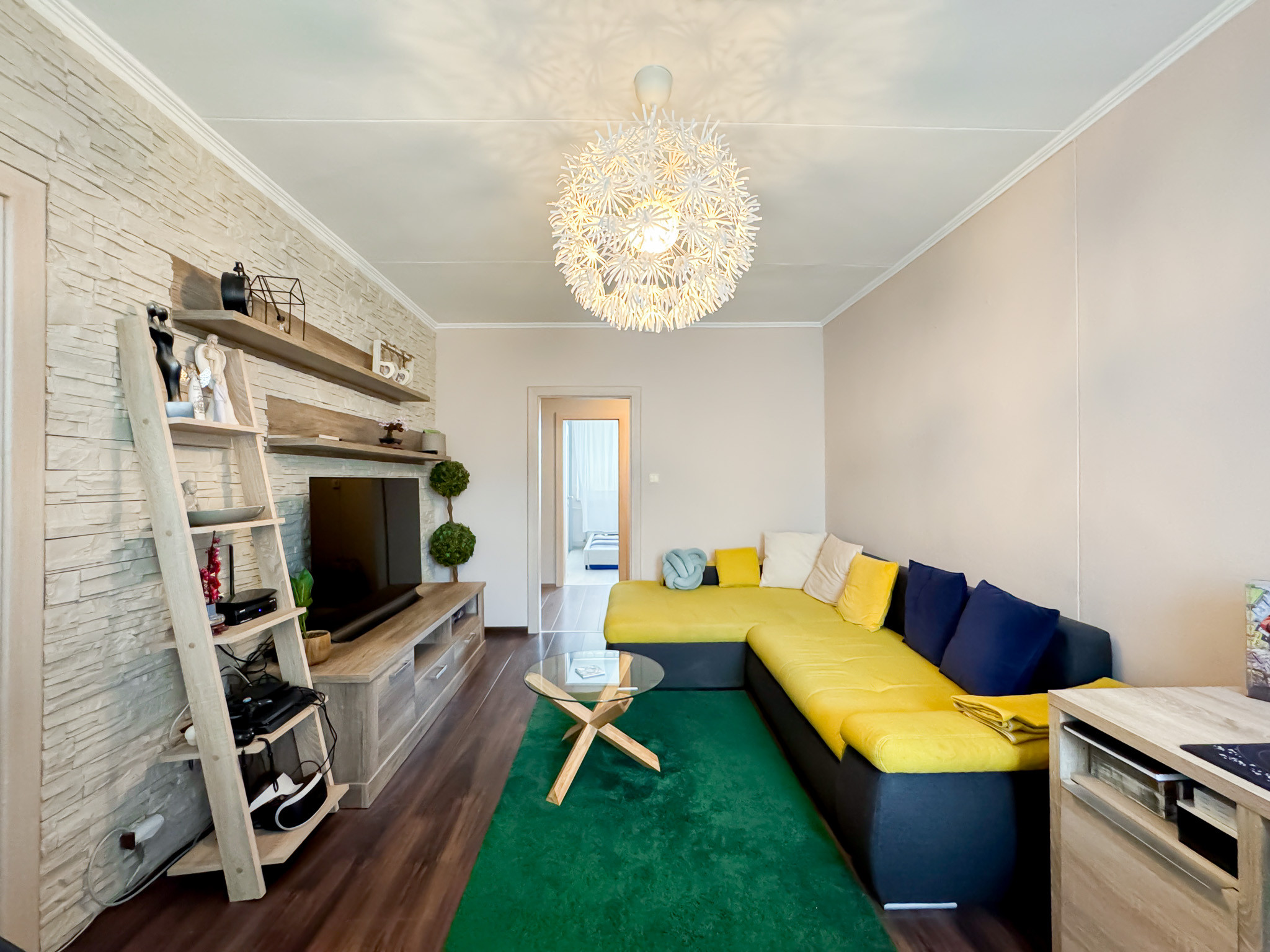 PREDANÉ - 3 izbový byt 54m2+6m loggia, Juh - Rosná