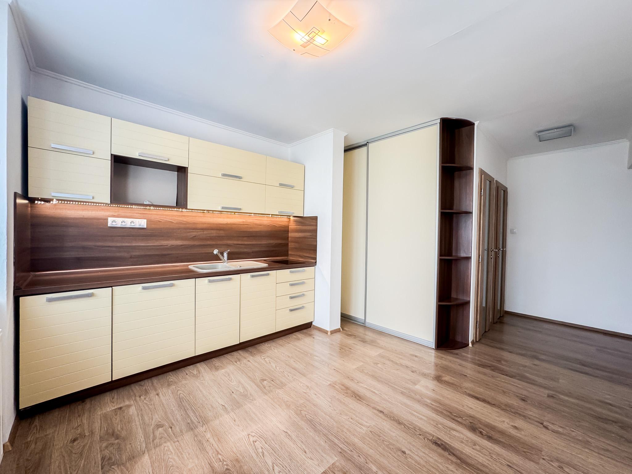 PREDANÉ - 1-izbový byt 40m2 , kompl. rekonštrukcia, Košice-Staré mesto