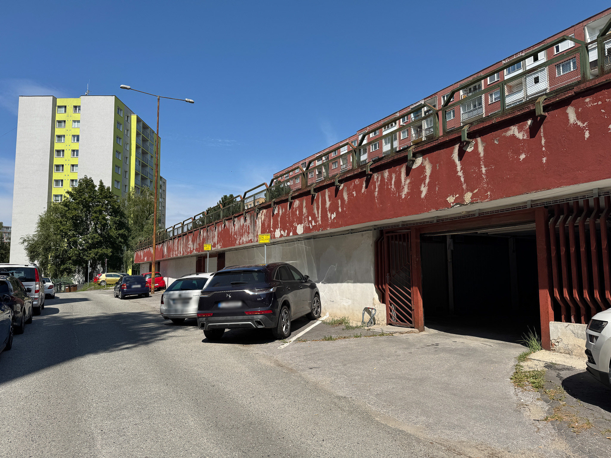 NA PREDAJ - garáž s elektrinou Ťahanovce