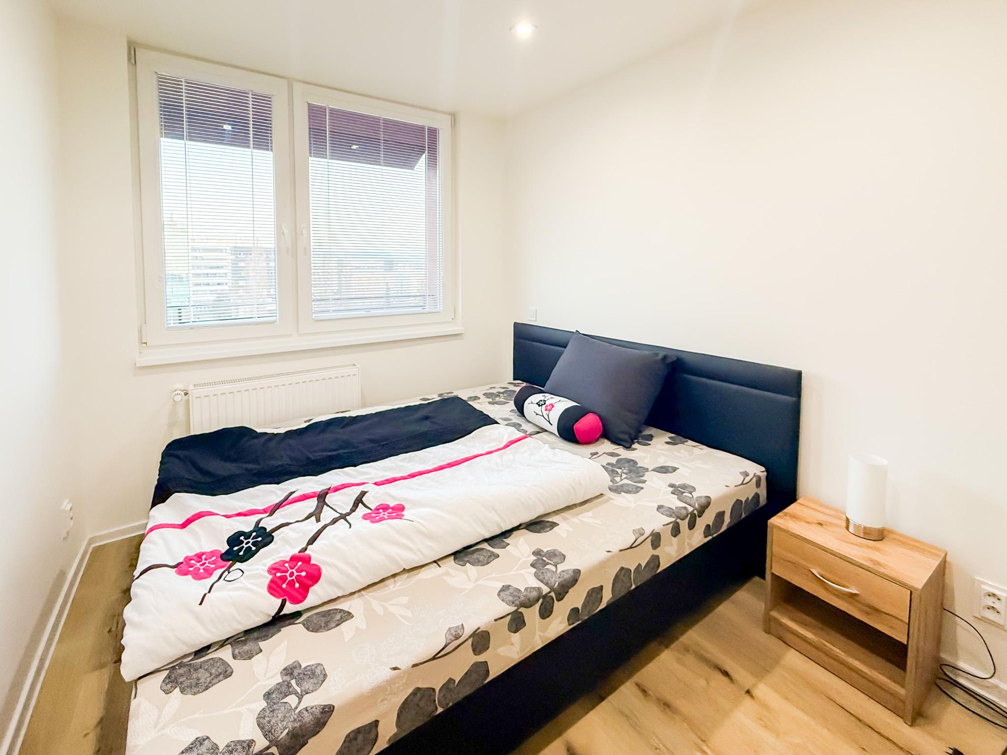 Na prenájom priestranný 2-izbový byt s balkónom, MOLDAVSKÁ