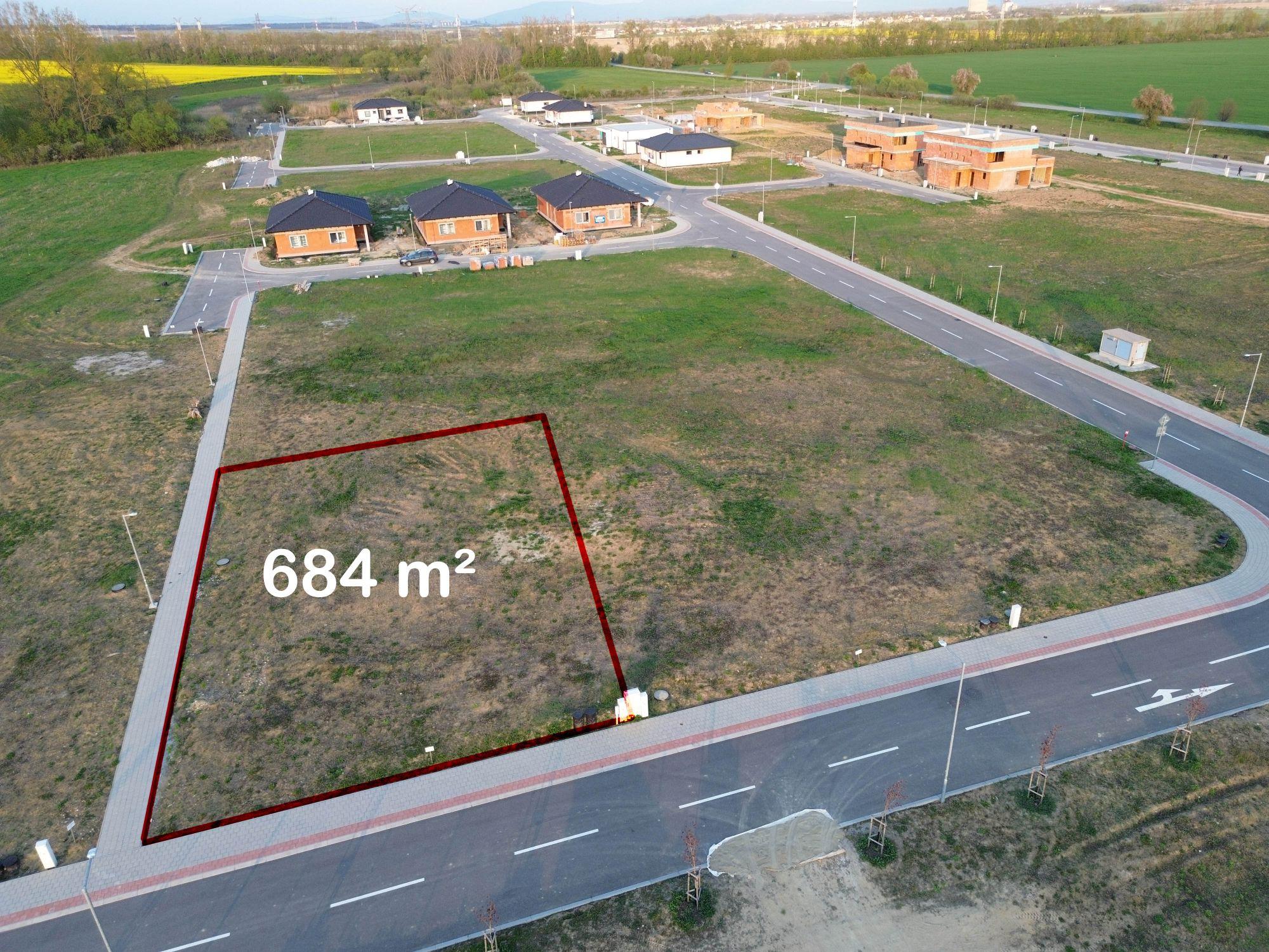 Stavebný pozemok 684m2, všetky IS, asfaltová cesta