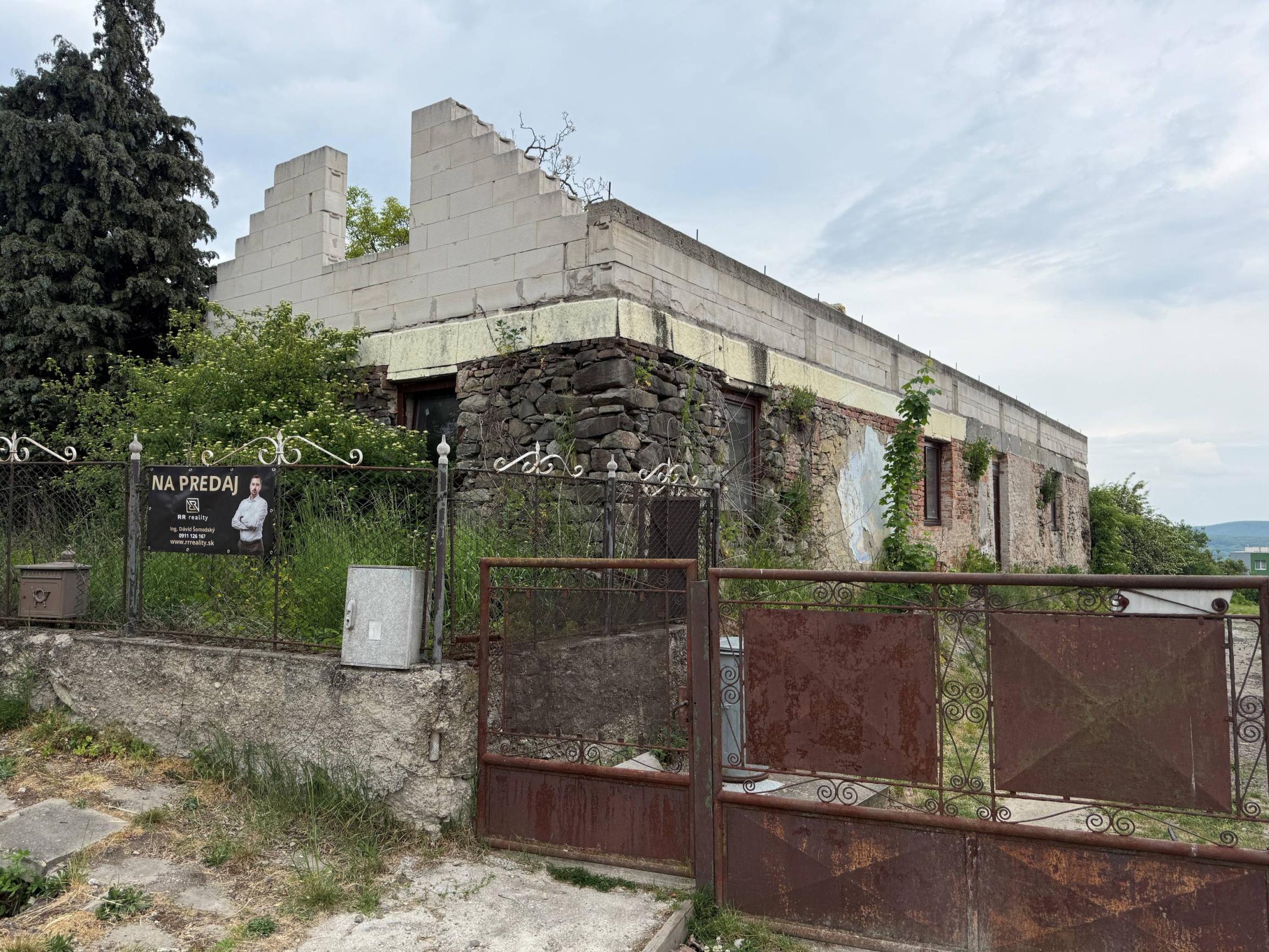 Slanec - dom v pôvodnom stave s nedokončenou rekonštrukciou